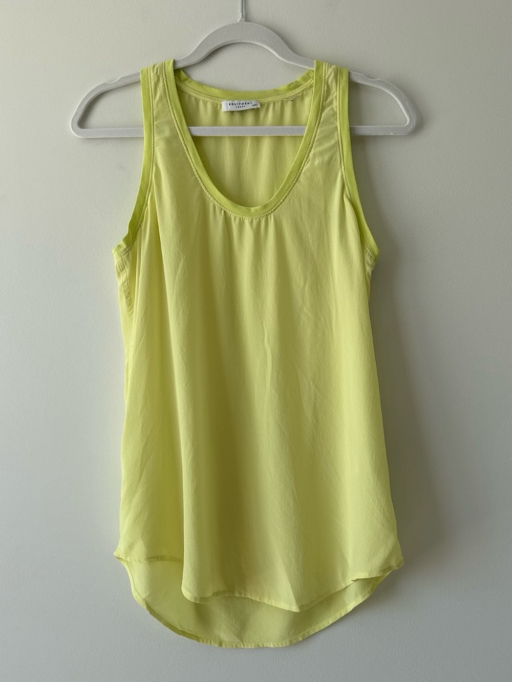 Equipment Femme neon yellow silk tank top size M